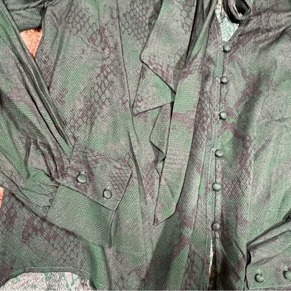 7 for all mankind top 🖤 snake print 🖤 green and black 🖤 new 🖤 size XS - Picture 3 of 10